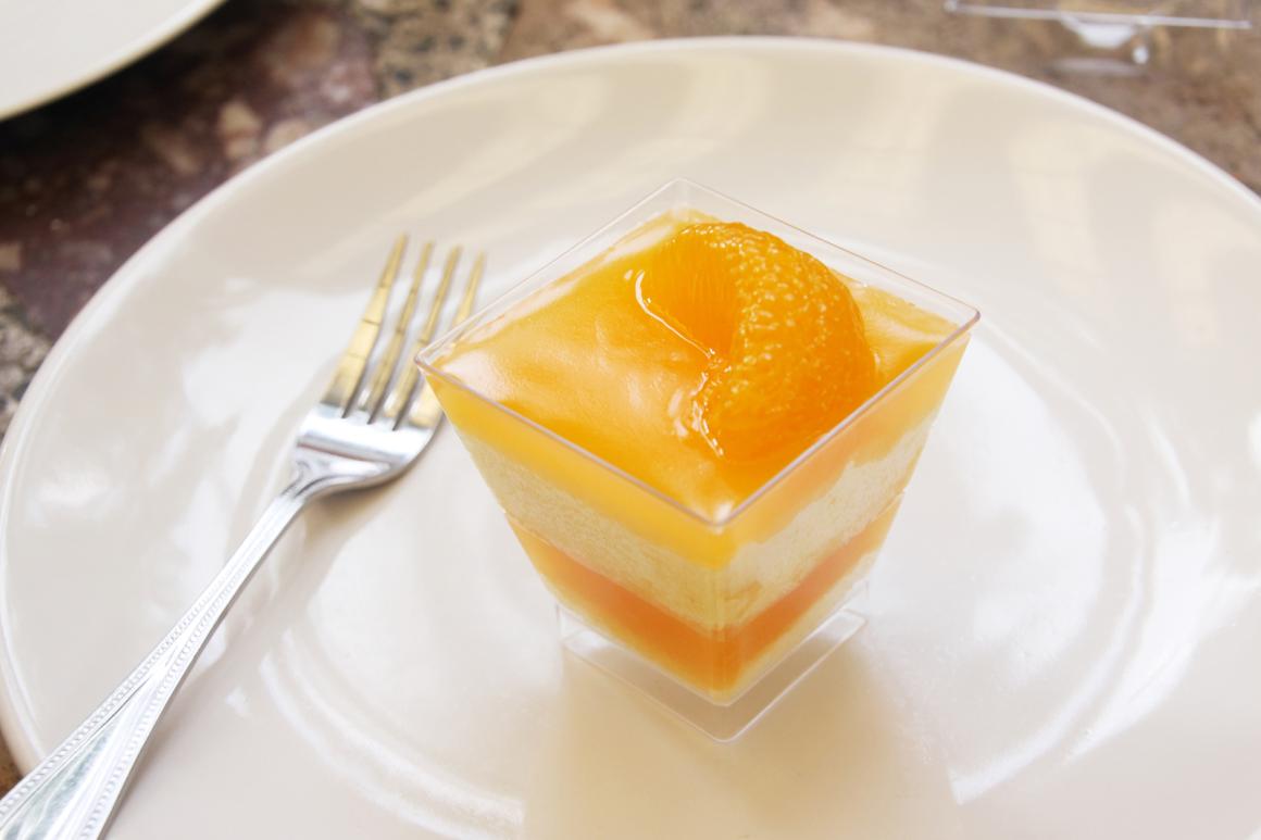 Quarkcreme an Orangensirup