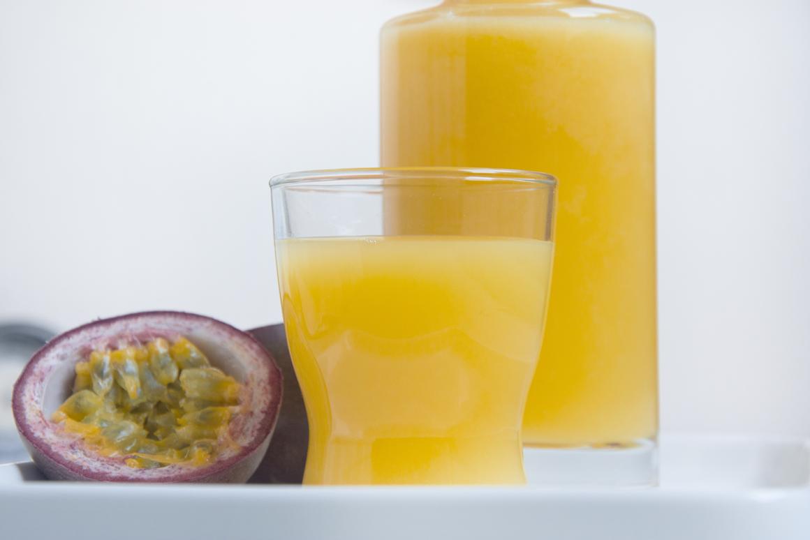 Essig mit Maracujasirup