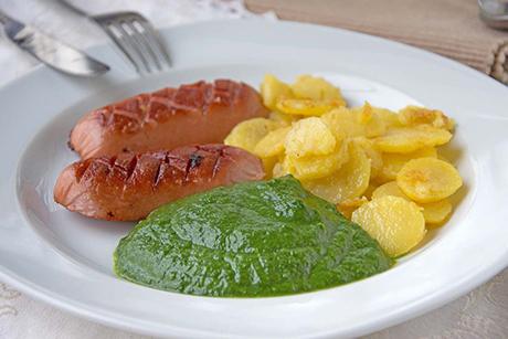 Augsburger mit Cremespinat und gebratenen Kartoffeln