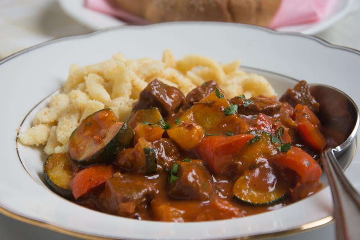 Gulasch mit Gemüse - Rezept