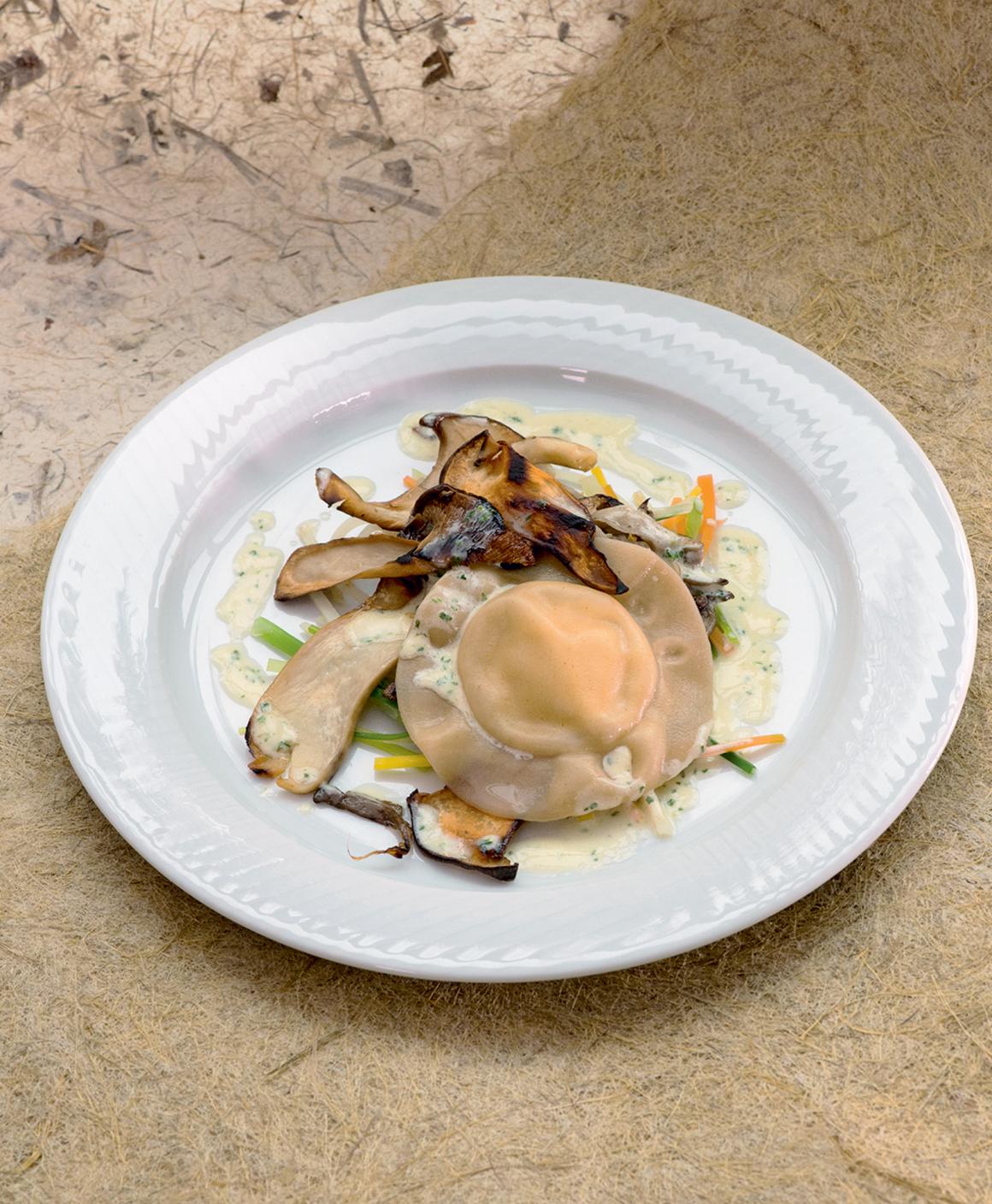 Eigelb-Raviolo auf Rahmlauch mit Sbrinz und Kräuterseitling