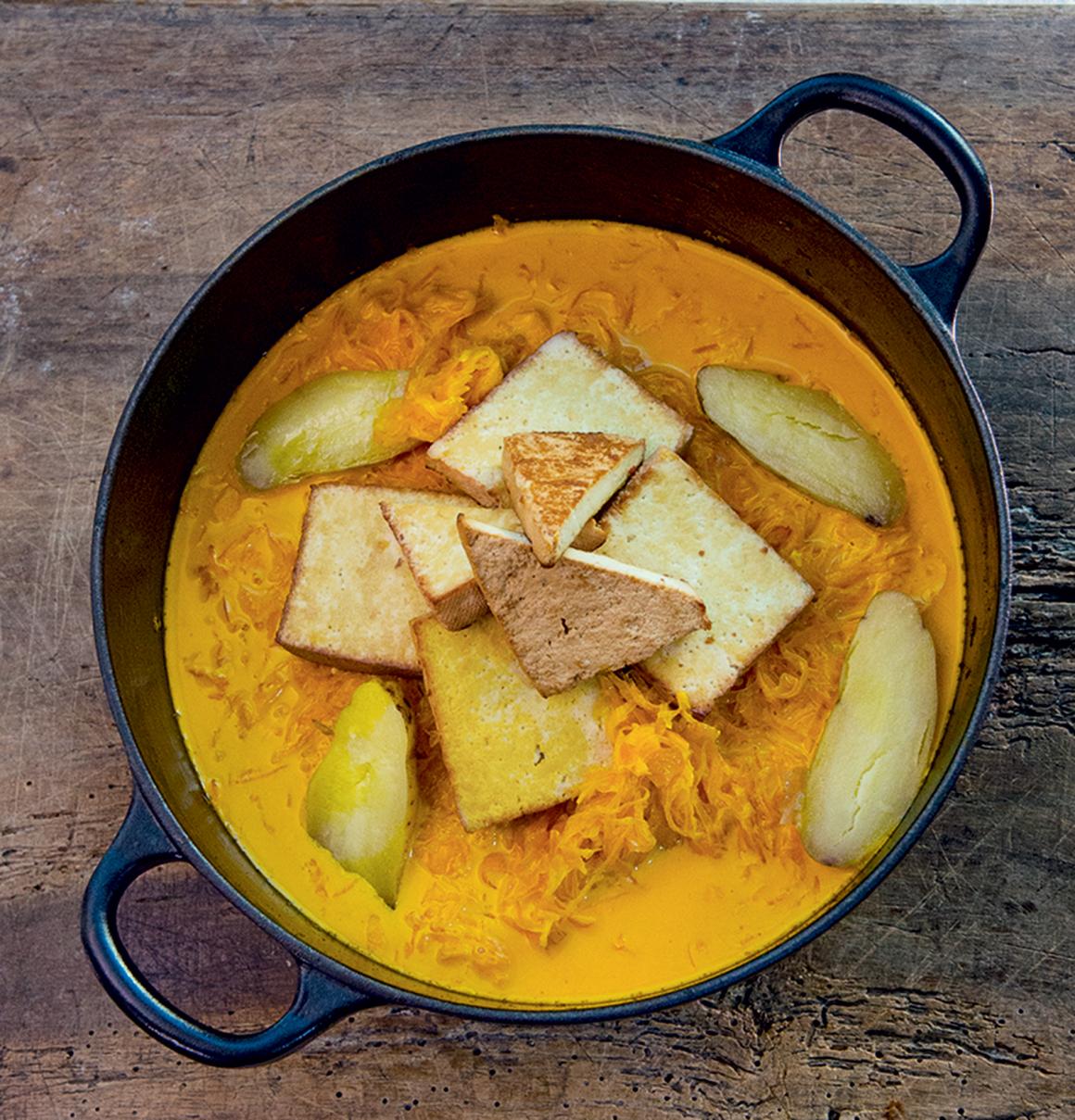 Safransauerkraut mit geräuchertem Tofu