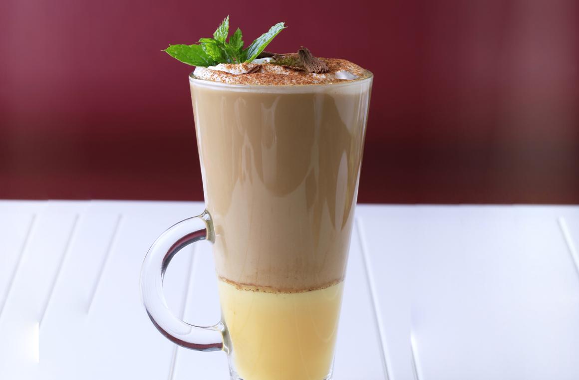 Eierlikör-Kaffee mit Milchschaum