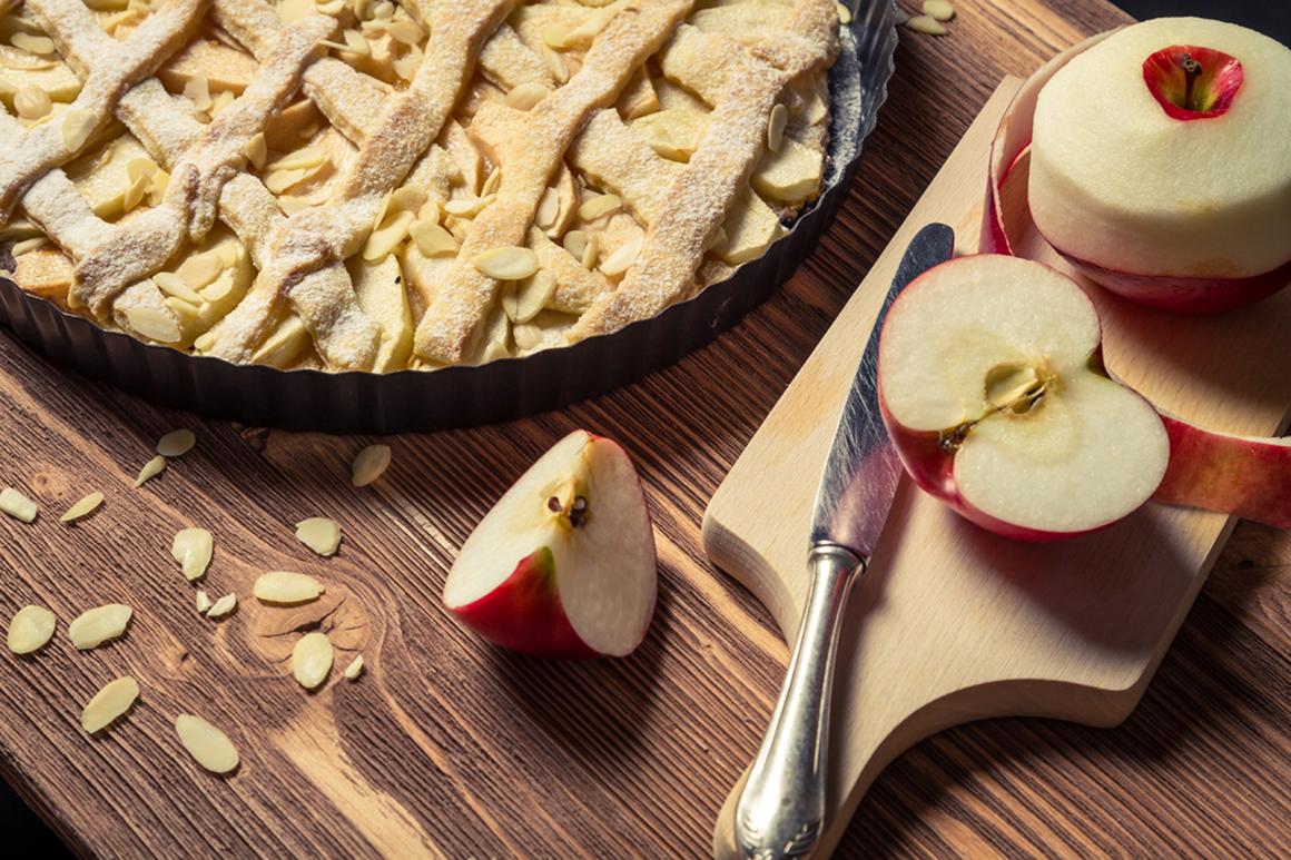 Apfelblechkuchen mit Mandeln