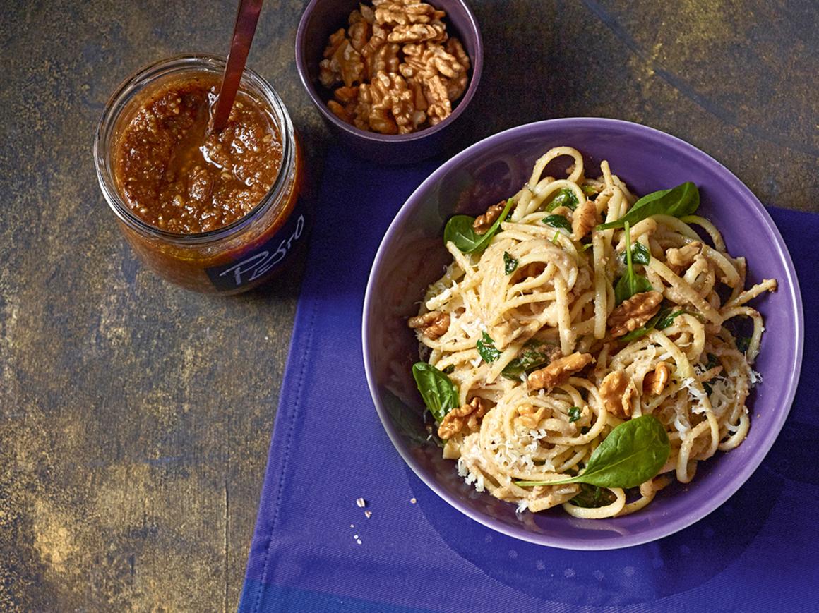 Linguine mit Babyspinat und Walnusspesto