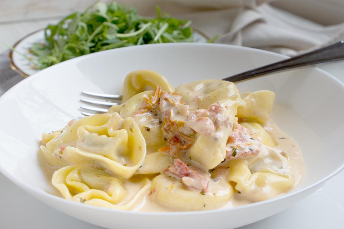 Tortellini mit Tomatensauce