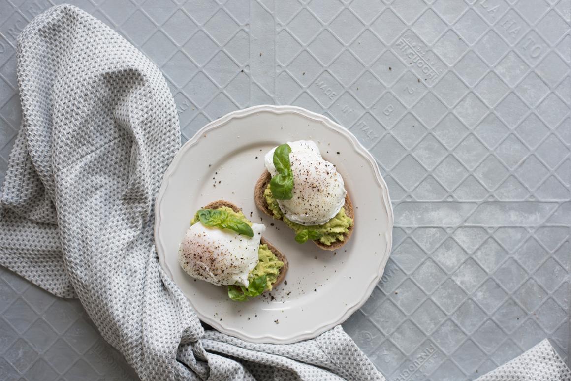Avocado-Toast mit pochiertem Ei