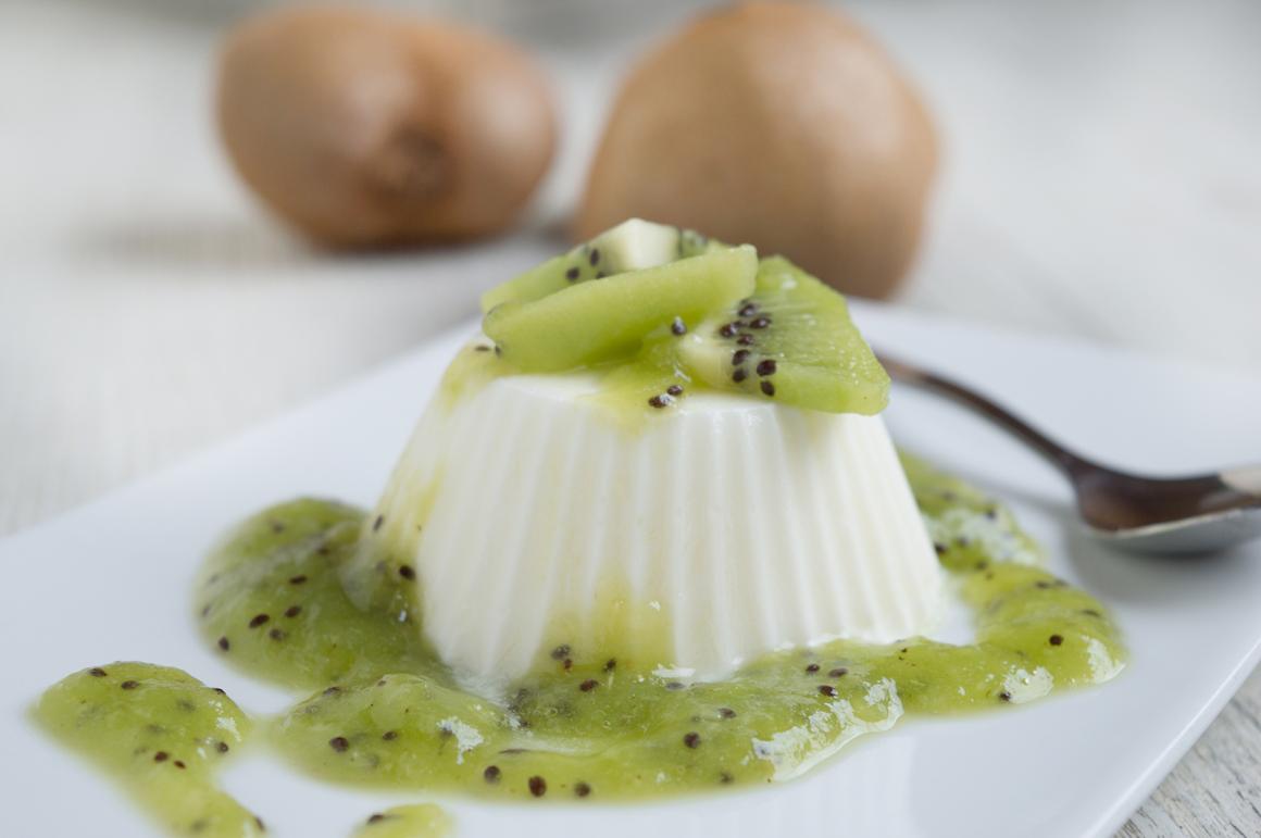 Zitronencreme mit Kiwisauce