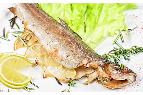 Forelle vom Grill mit Bratkartoffeln