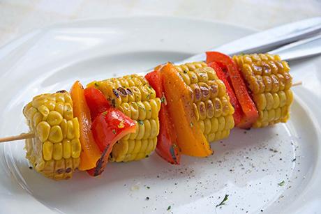 Gegrillter Maisspiess mit Paprikaschoten