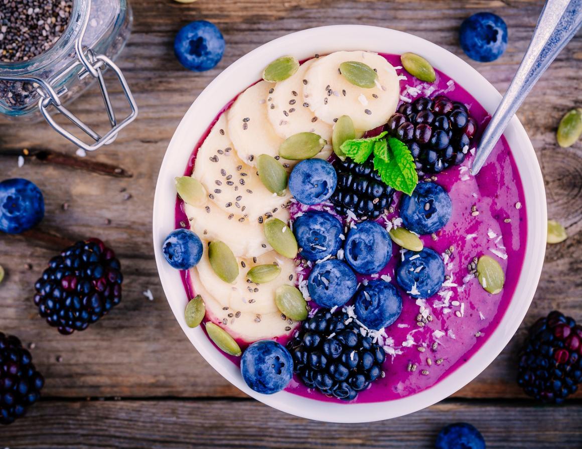 Brombeeren Smoothie Bowl mit Heidelbeeren