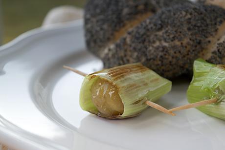 Maroni mit Lauchstreifen umhüllt