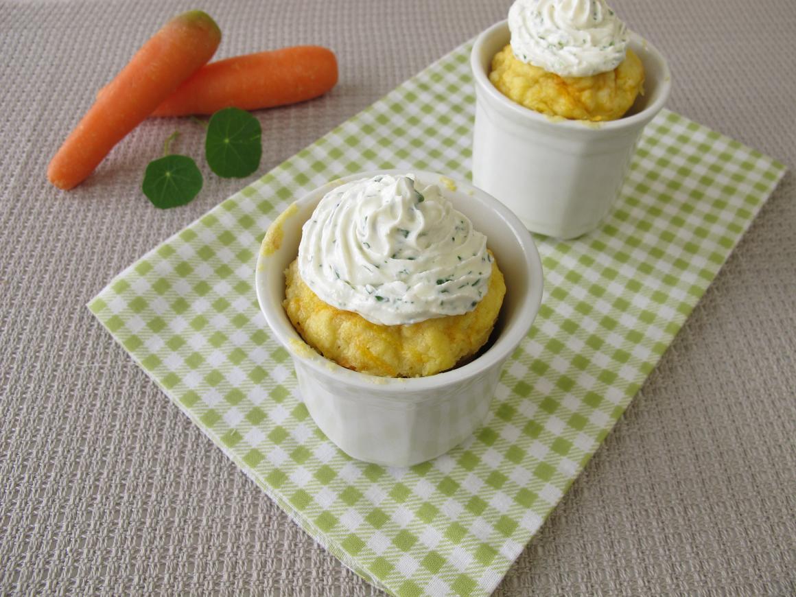 Rüebli-Becherkuchen mit Frischkäse aus der Mikrowelle