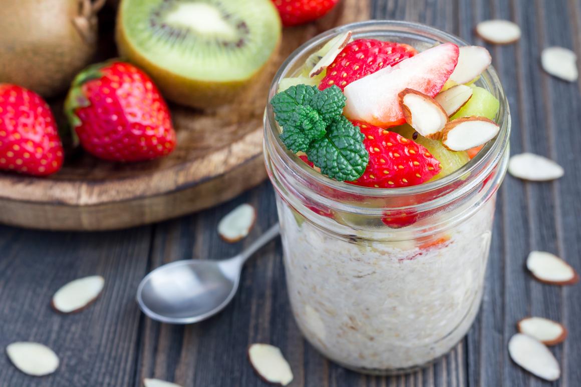 Overnight Oats mit Erdbeer und Kiwi