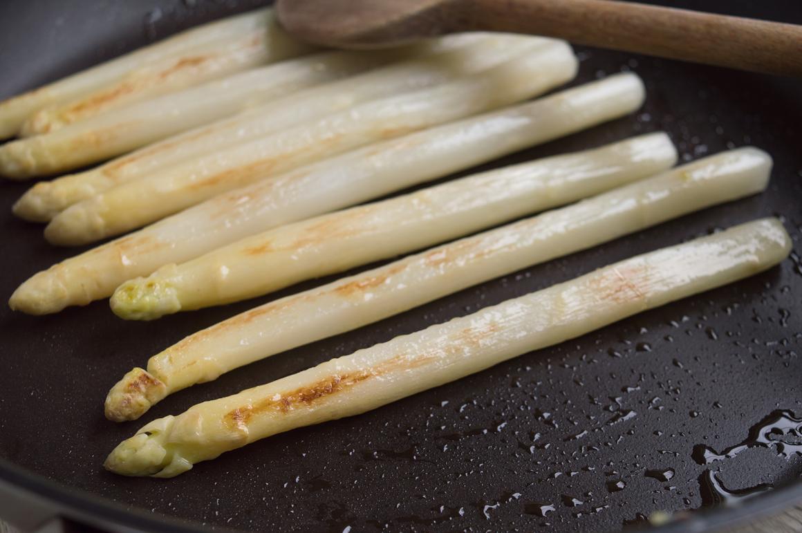 Spargel in der Pfanne braten