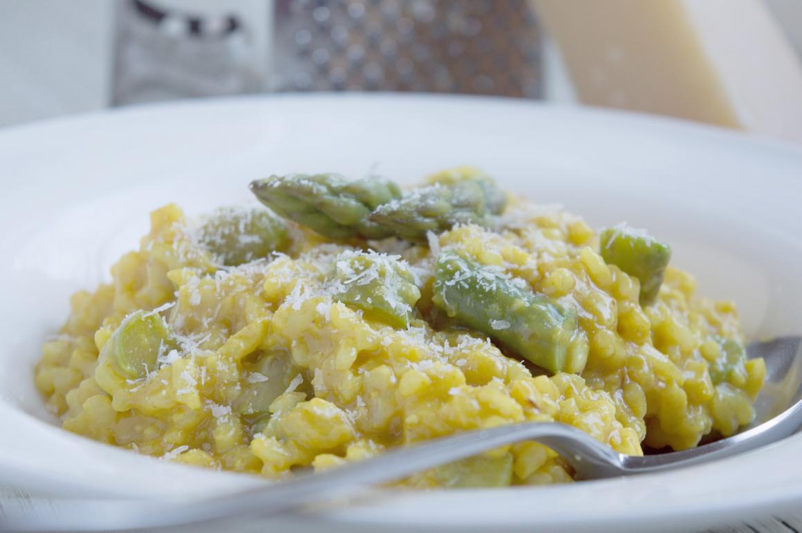 Safranrisotto mit Spargeln