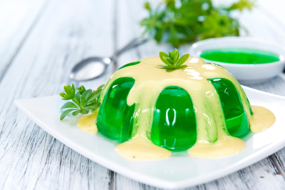 Waldmeister-Götterspeise in Vanillesauce