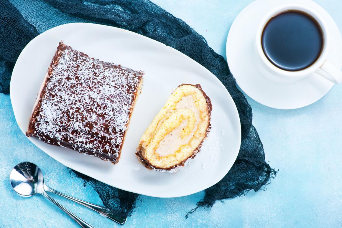 Biskuitroulade mit Vanillecreme und Schoggiglasur