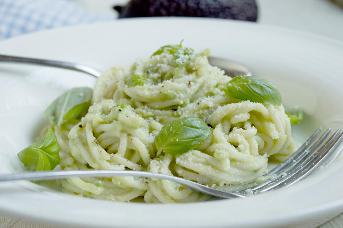 Avocadonudeln mit Basilikum und Knoblauch