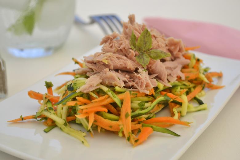 Feiner Zucchetti-Rüeblisalat mit Tonno