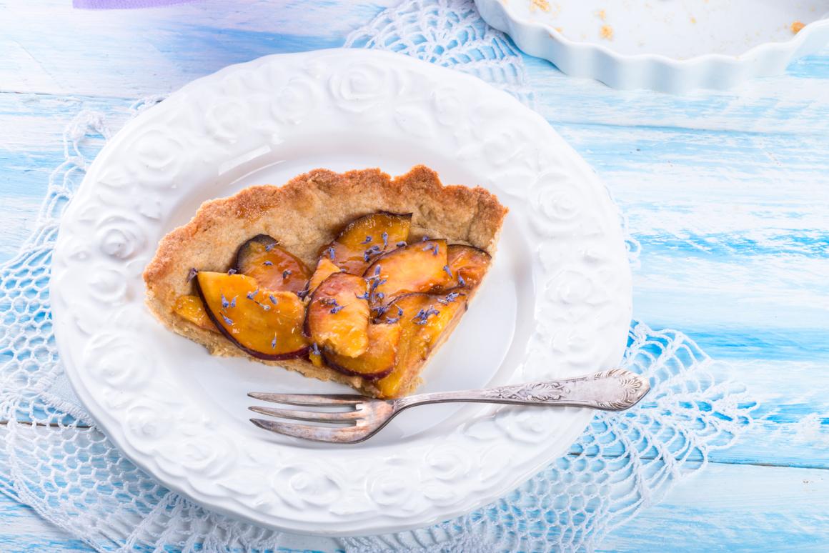 Nektarinentarte mit Lavendel