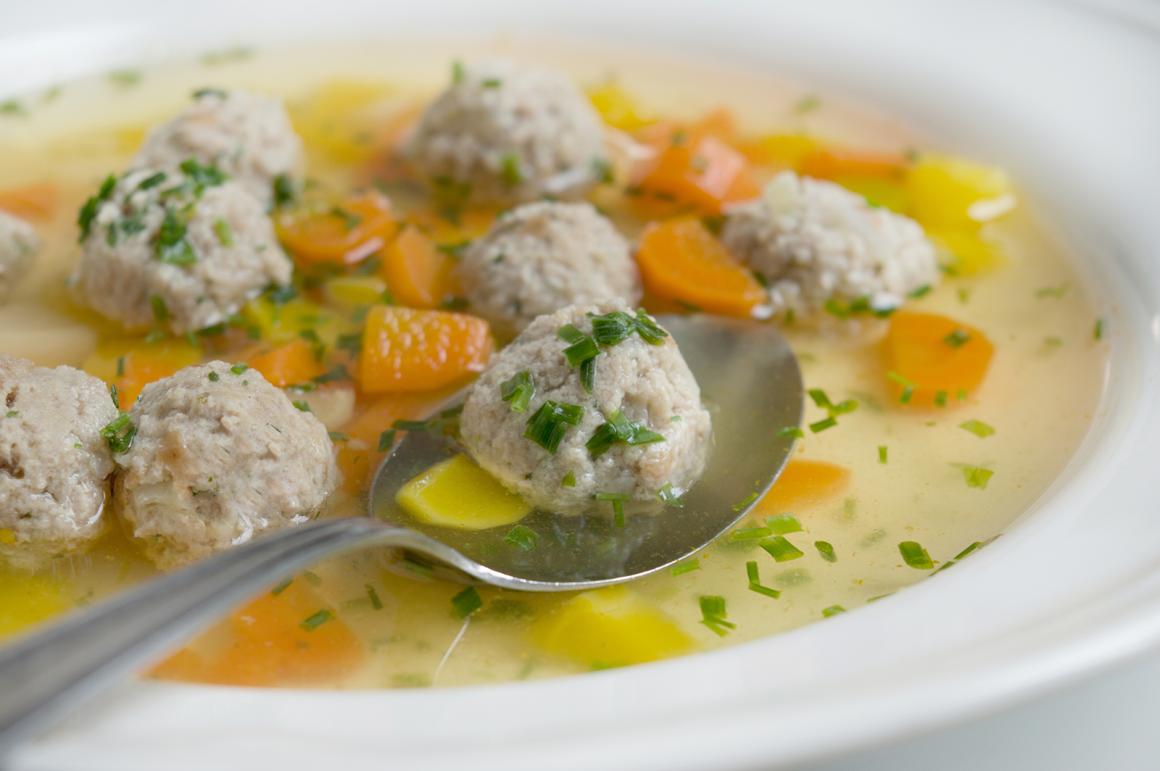 Gemüsesuppe mit Fleischbällchen