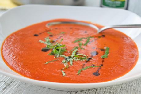 Liebesapfelsuppe mit frischem Basilikum