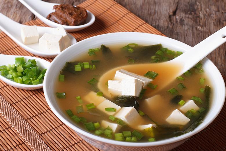 Leckere Misosuppe mit Tofuwürfeln