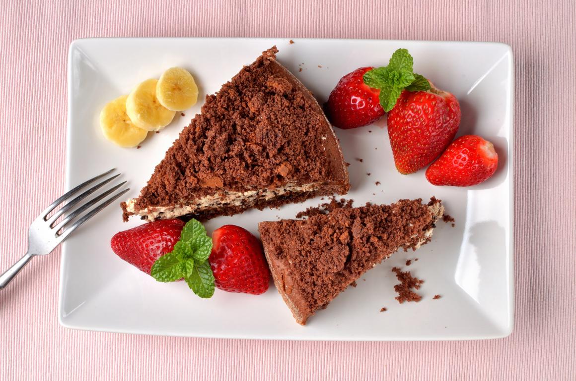 Maulwurfkuchen mit Erdbeeren