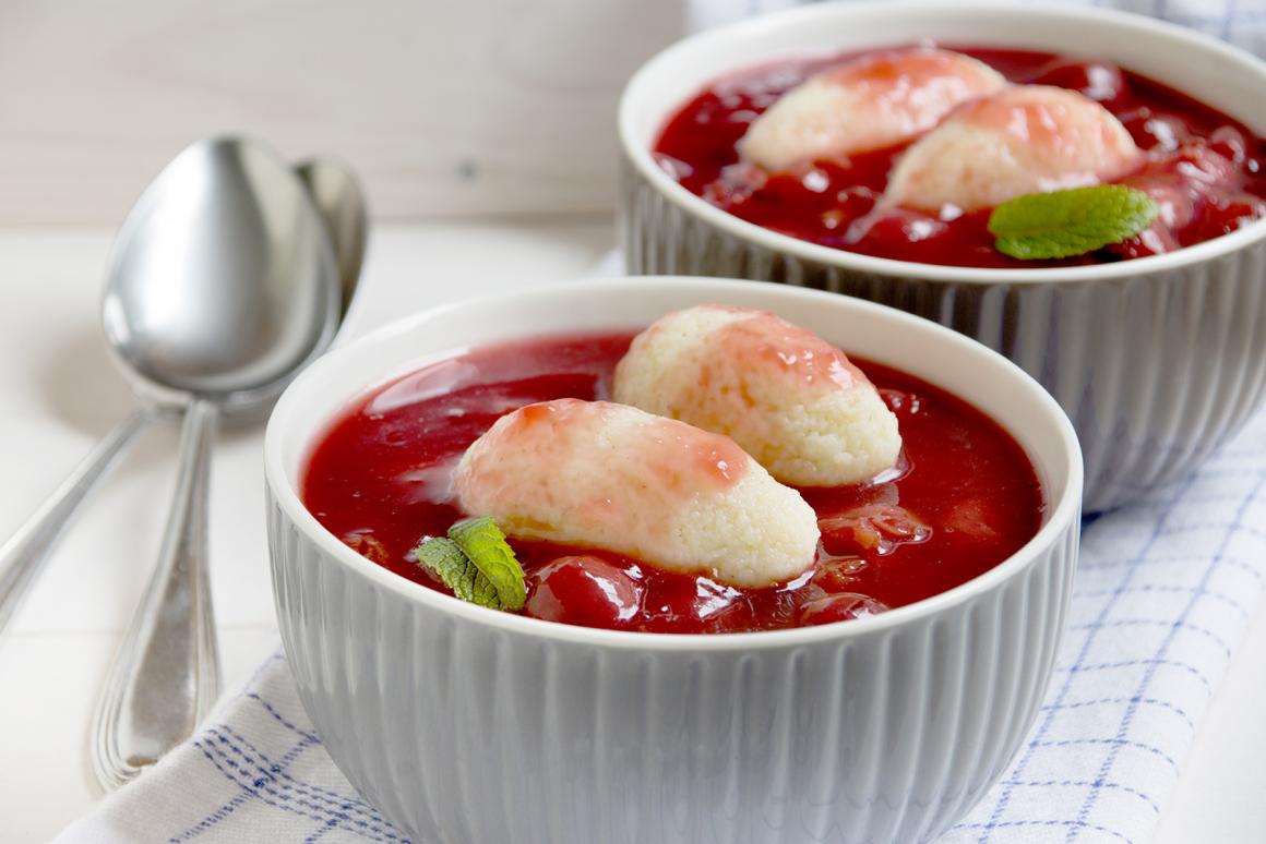 Fruchtige Kirschsuppe mit süssen Griessklösschen