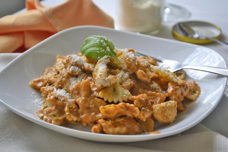 Pasta mit Poulet und Basilikumsugo