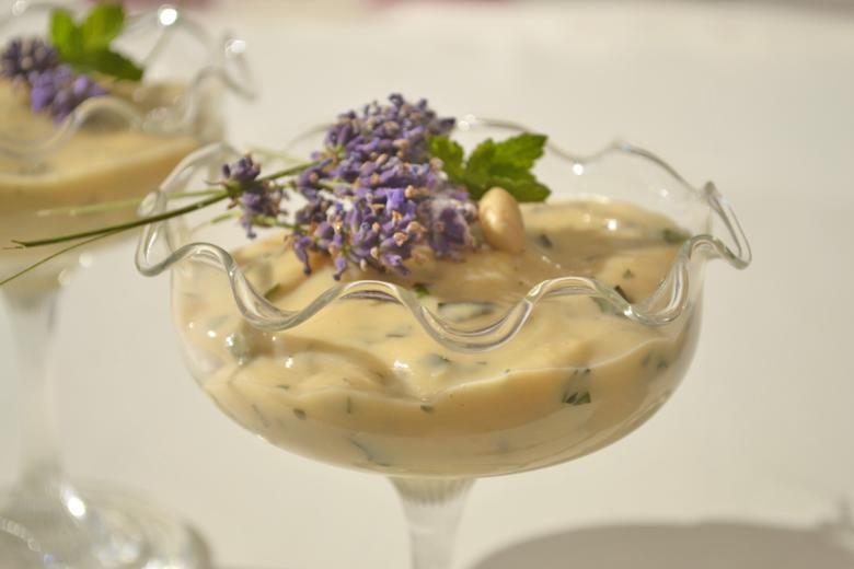 Mandelflan mit Lavendel