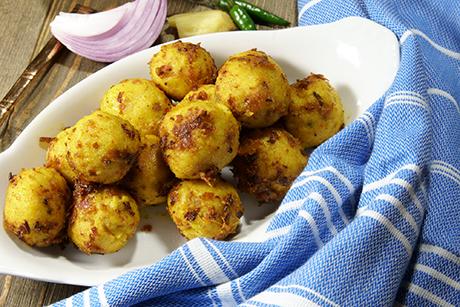 Linsenbällchen mit Joghurtdip