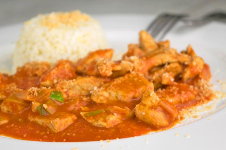Pouletpfanne mit Kokosflocken