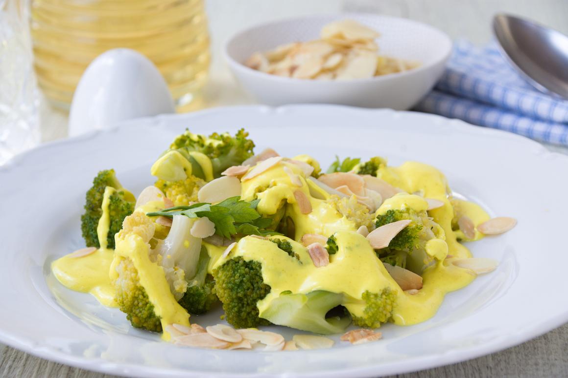 Currycreme mit Broccoli und Mandelblättli