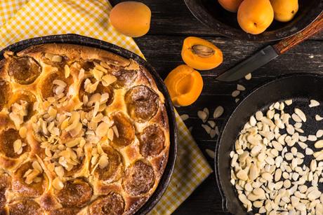 Aprikosen-Blechkuchen mit Mandeln