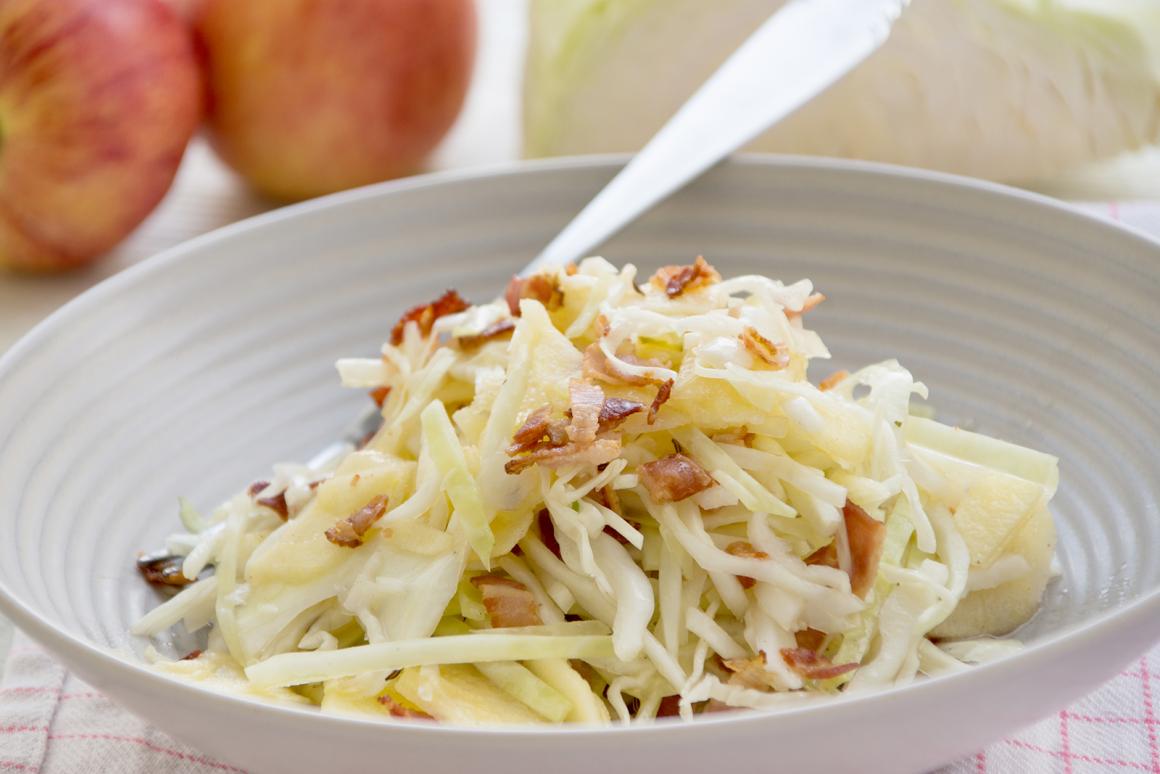 Chabissalat mit Äpfeln und Speck