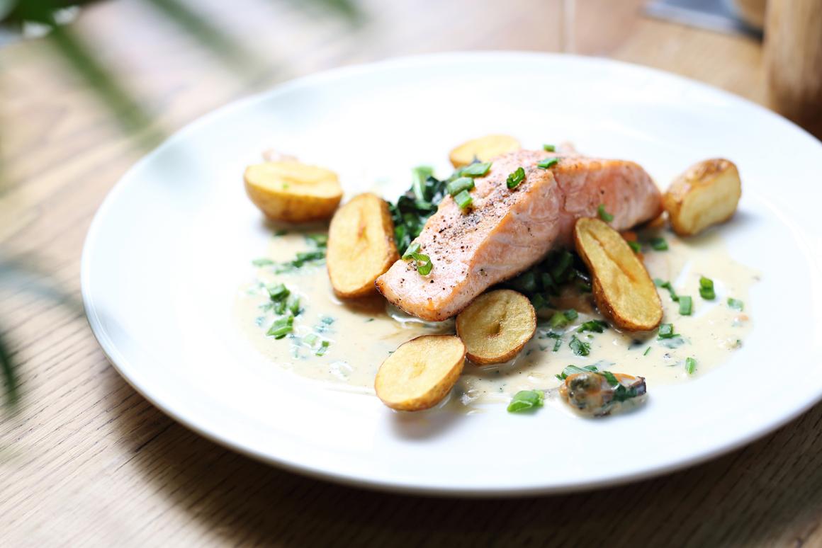 Lachsfilet in Weissweinsauce