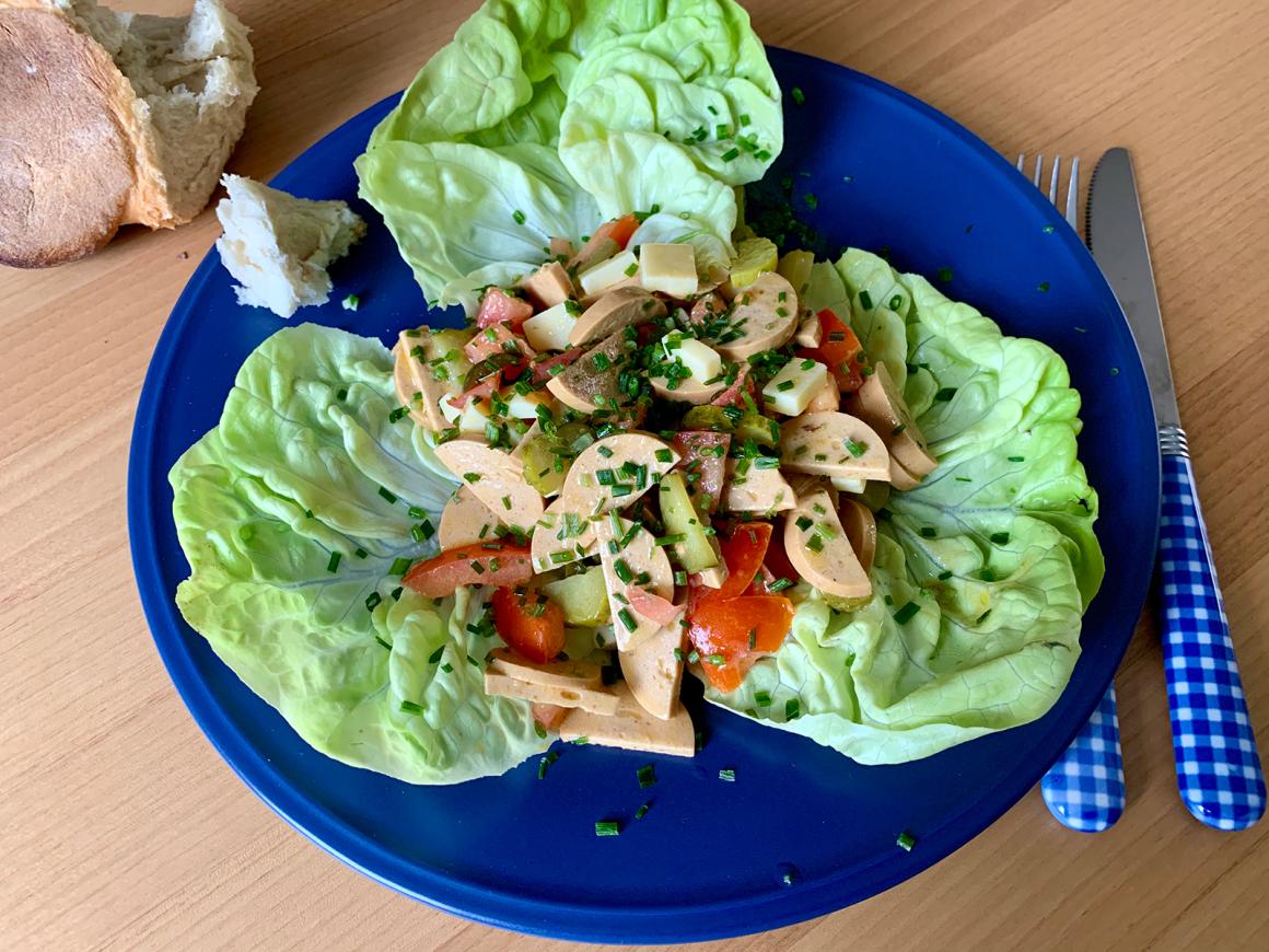 Vegetarischer Schweizer >Wurst<-Käse-Salat