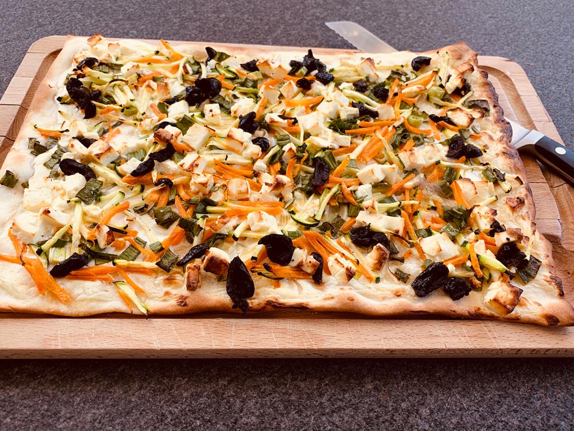 Vegetarischer Flammkuchen mit Gemüse