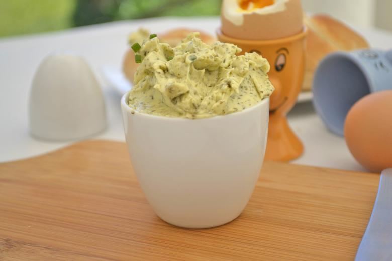 Feiner Kräuteraufstrich mit Butter