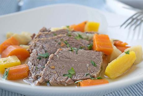 Zart gekochtes Siedfleisch mit Gemüse
