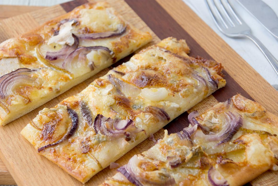 Flammkuchen mit Gorgonzola und Birnen