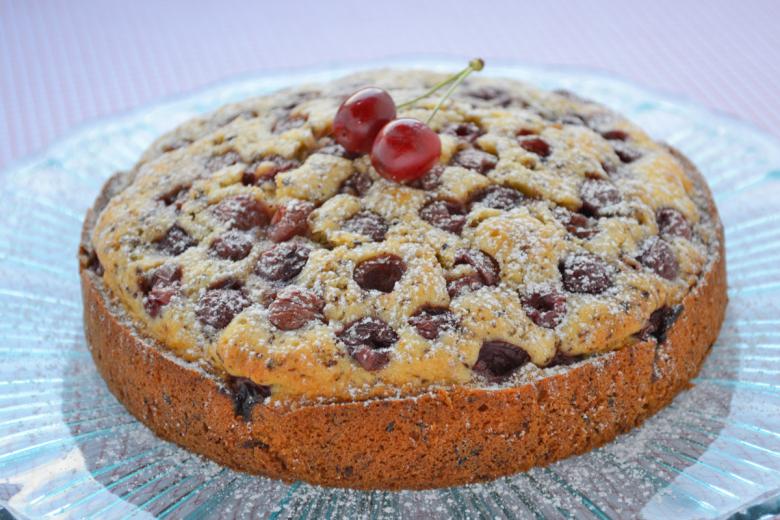 Chriesi-Kuchen mit Mandeln