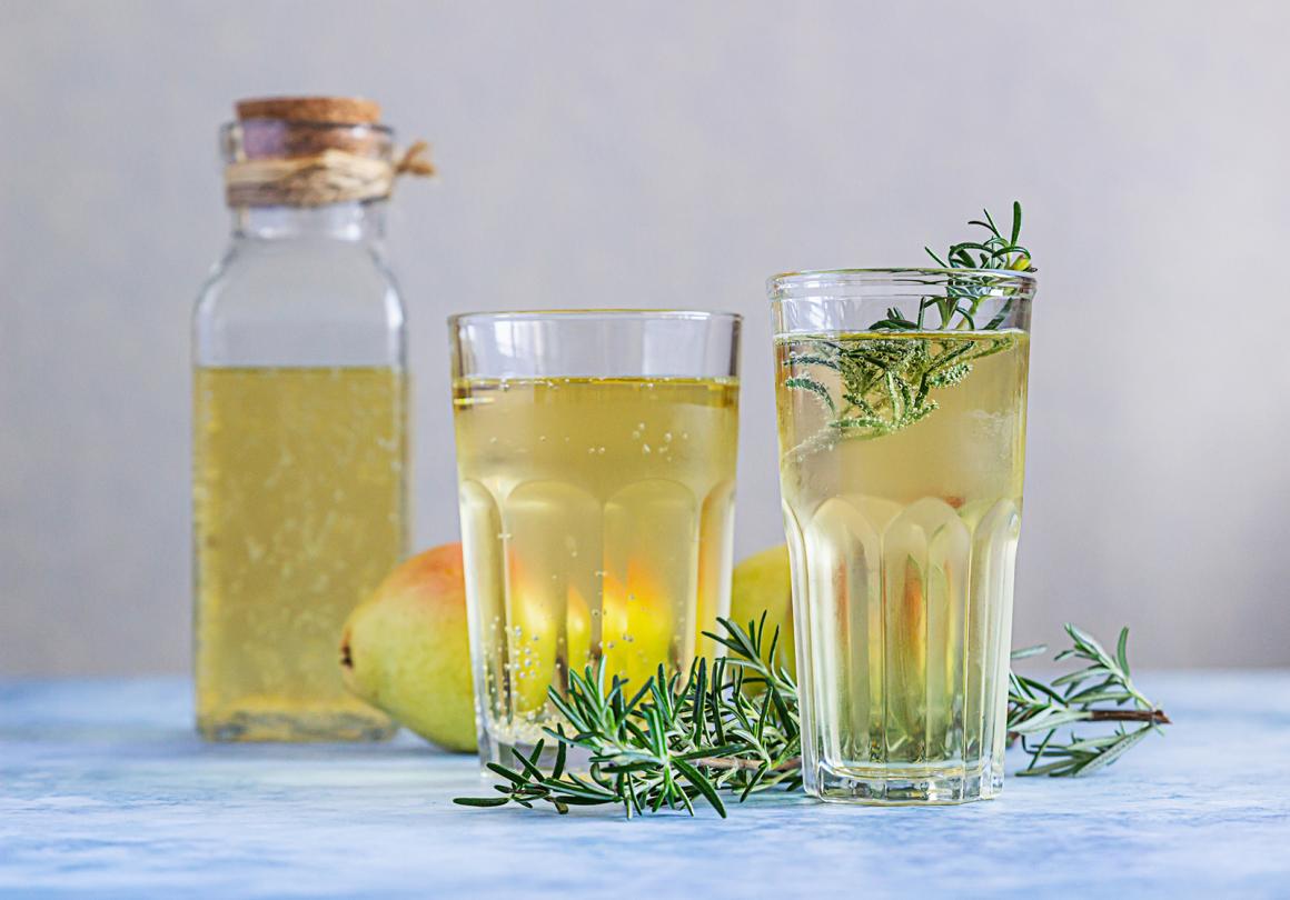 Alkoholfreier Birnencocktail mit Rosmarin