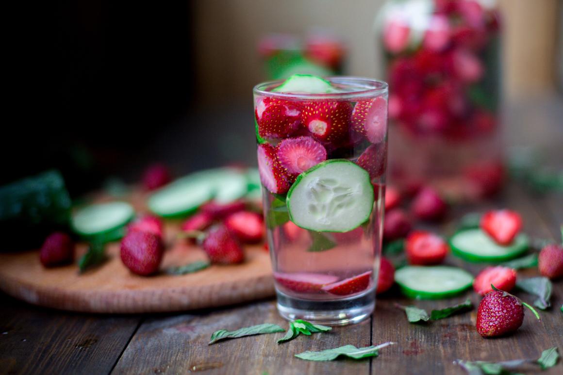 Minzgurkenwasser mit Erdbeeren