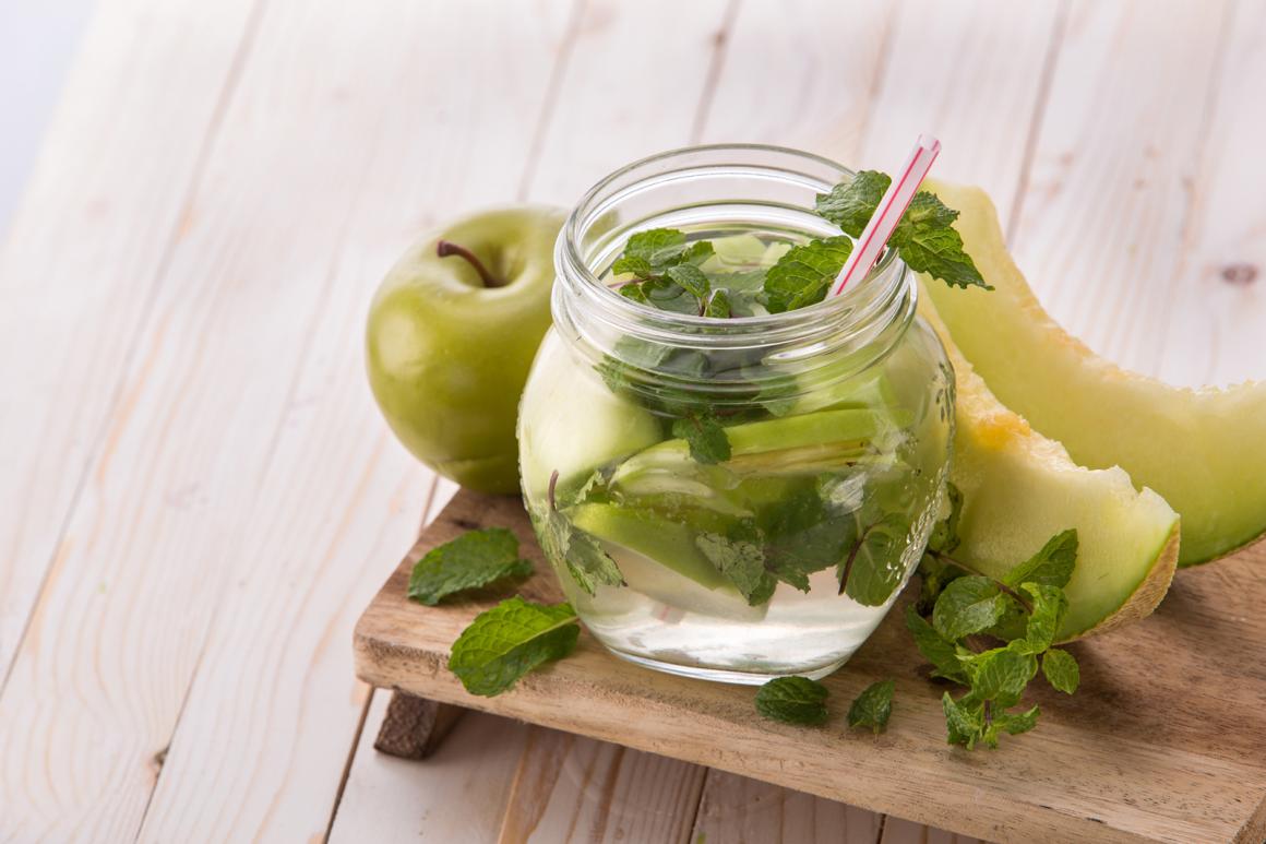 Infussionswasser mit Melone und Apfel
