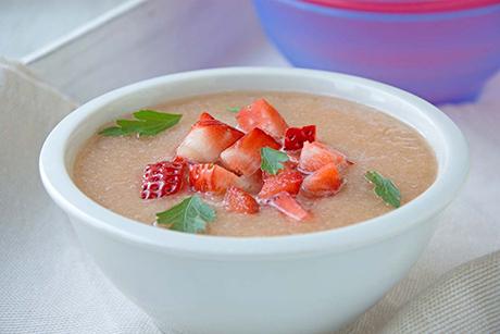 Kalte Rhabarbersuppe mit Erdbeeren