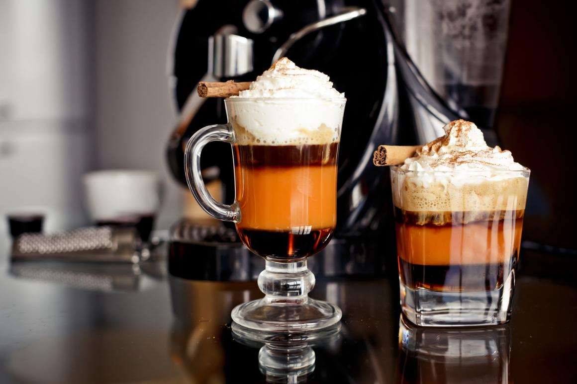 Caramell-Kaffee mit Rahm