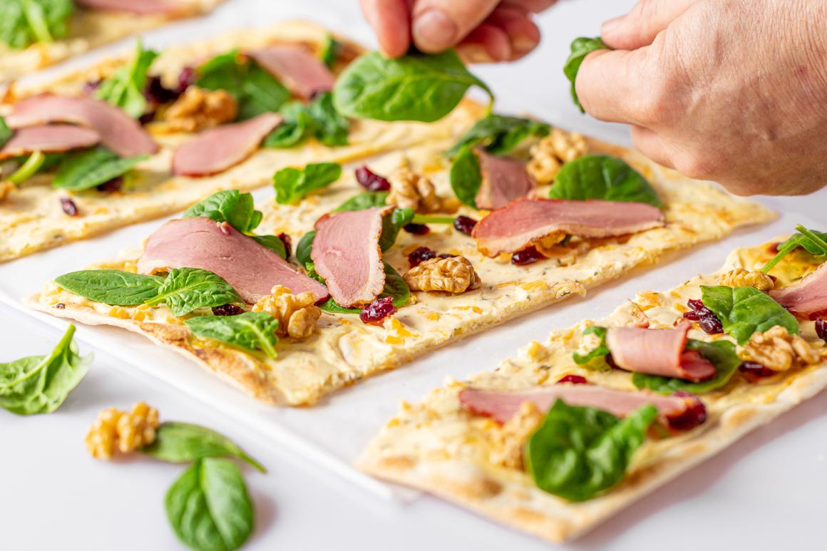 Flammkuchen mit Spinat und Entenbrust